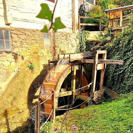 Atelje Mlin Umetnin Retreat בית אירוח